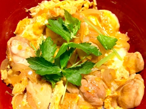 出汁で煮込む、半熟加減が美味しい親子丼☆